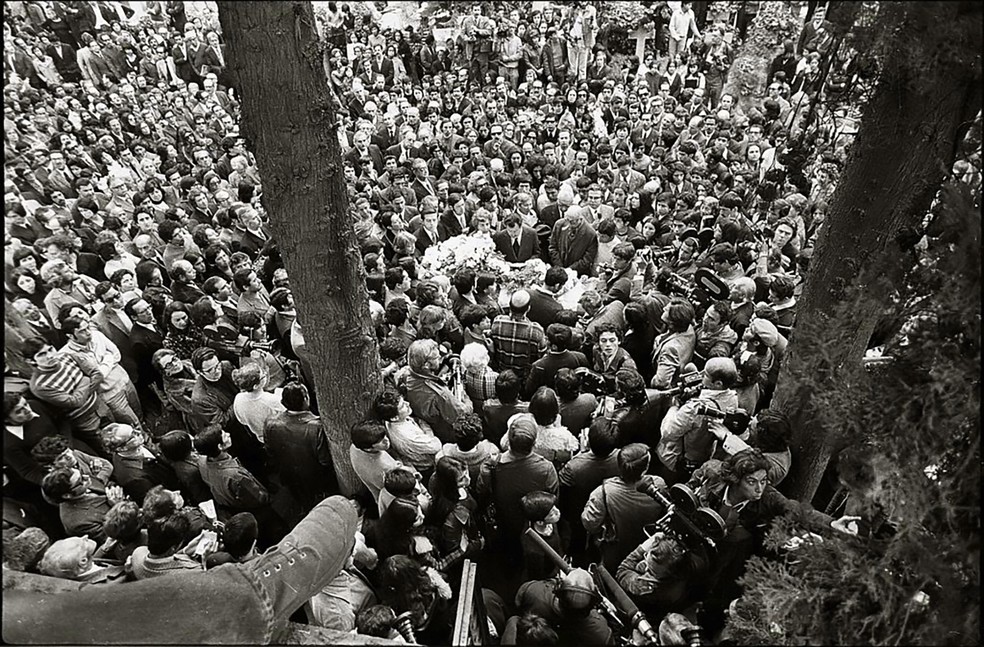 Multidão acompanha o enterro do poeta Pablo Neruda, em Santiago, no Chile, em 1973. — Foto: Evandro Teixeira / Acervo IMS