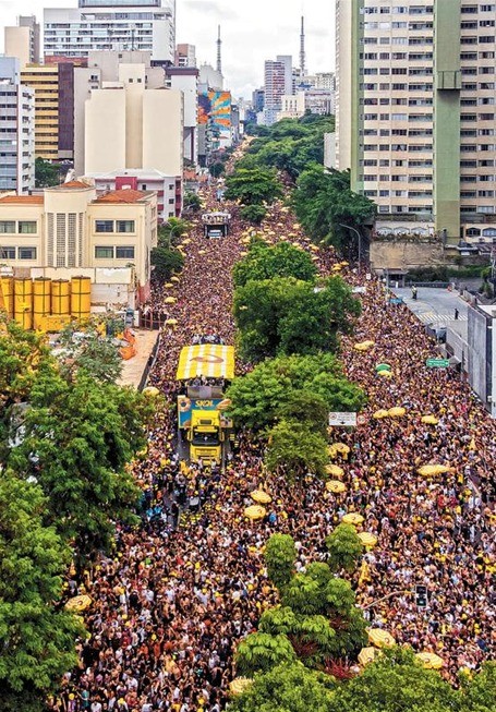 Desmaios, correria e centro de S&atilde;o Paulo 'fechado': os detalhes do encontro entre megablocos que levou caos &agrave; capital