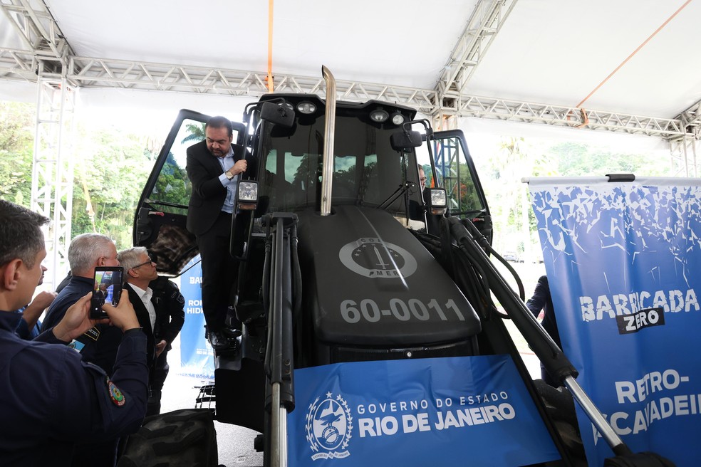 Governor Claudio Castro climbs onto the backhoe that will be used to remove barriers - Photo: Gabriel de Paiva / Agência O Globo