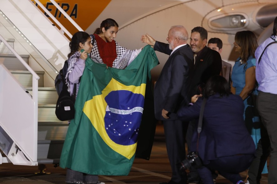 Shahed Al-Banna, jovem de 18 anos, é recebida pelo presidente Lula