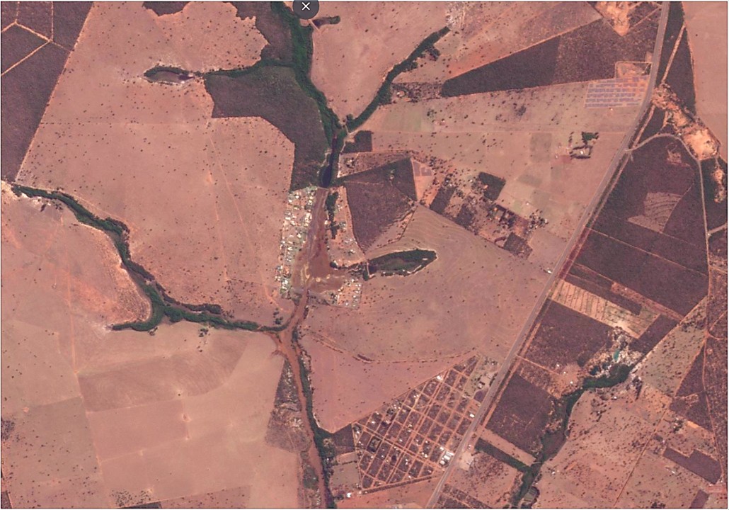 Em agosto, uma barragem rompeu em um complexo residencial de luxo em Jaraguari, no Mato Grosso do Sul, causando danos a residências, edifícios e à rodovia BR-163. - Imagem: SCCON/PlanetScope