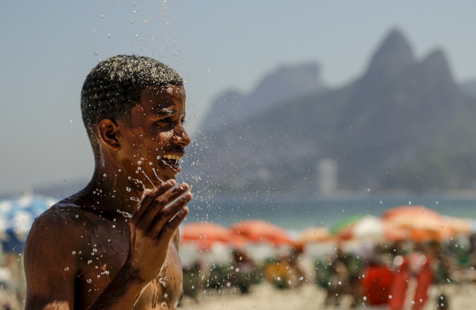 Dia de calor e sol forte no Arpoador — Foto: Gabriel de Paiva/Agência O Globo