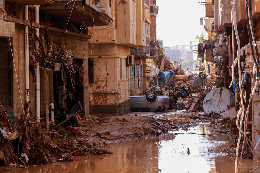Enchente inunda as ruas de Derna, na Líbia