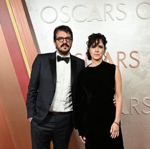 Rodrigo Teixeira, produtor de 'Ainda estou aqui', com a cineasta Carolina Jabor no tapete vermelho do Oscar 2025 — Foto: Robyn Beck / AFP