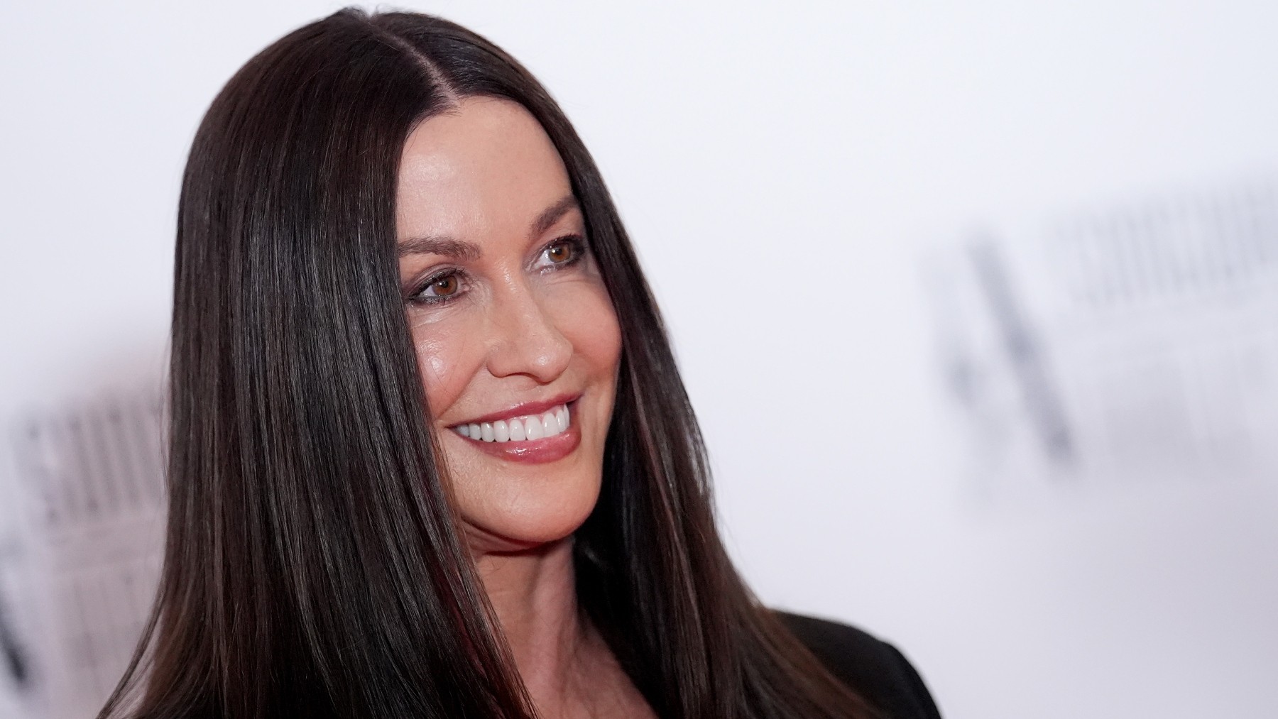 Alanis Morissette expõe mudanças da menopausa e reforça debate sobre saúde feminina - QTU Questões do Universo