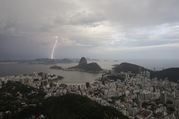 Raios - tempestade - Pão de Açucar -Baía de Guanabara - Foto Domingos Peixoto / O Globo