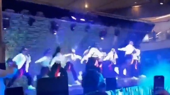 Vídeo: Cenário desaba e atinge dançarinos durante concurso na Colômbia