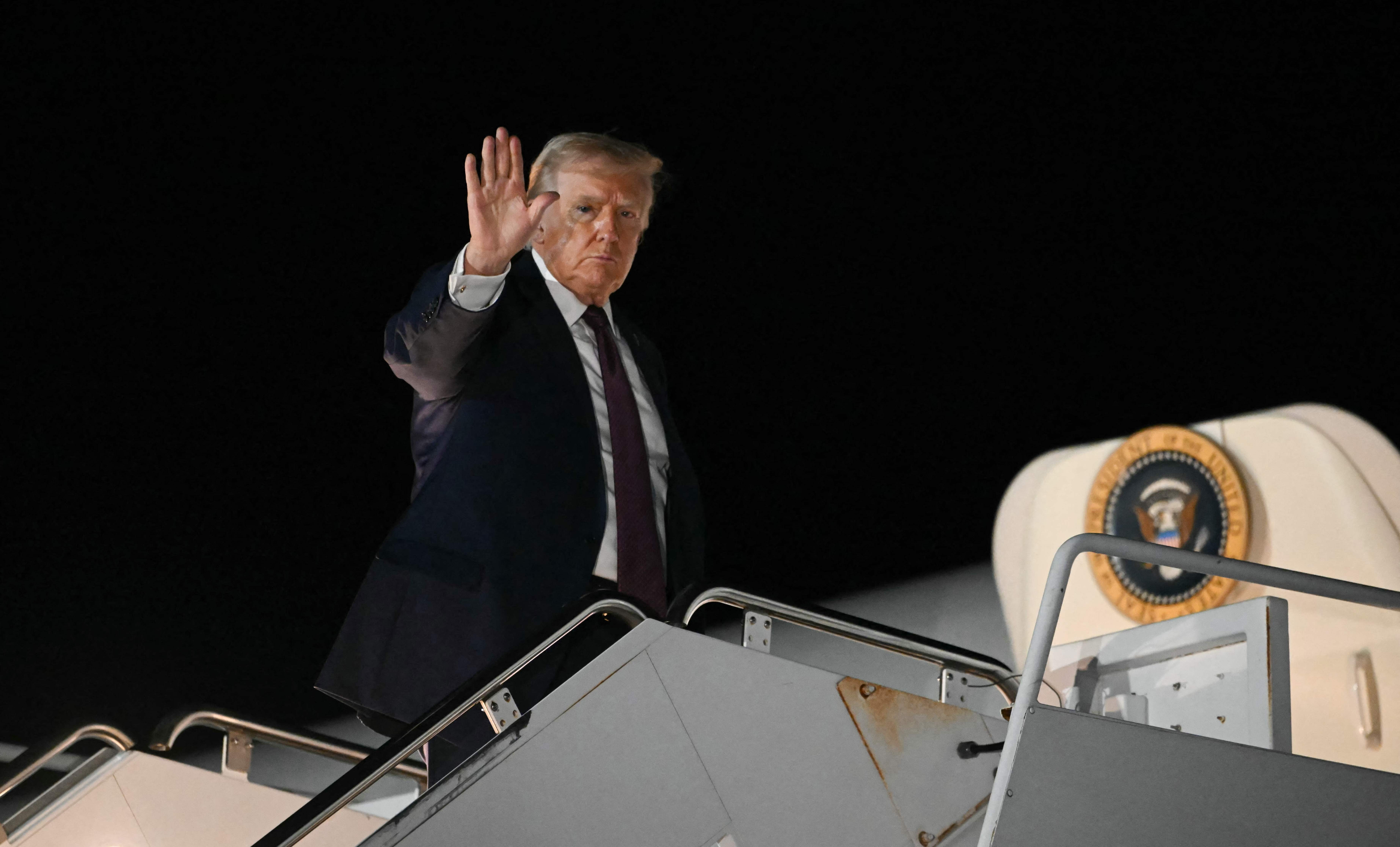 Air Force One, que levava Trump para Davos, retorna aos EUA devido a problema el&eacute;trico