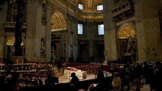 Corpo do Papa Emérito Bento XVI é velado na basílica de São Pedro, no Vaticano, em 2 de janeiro de 2023 — Foto: Tiziana FABI / AFP