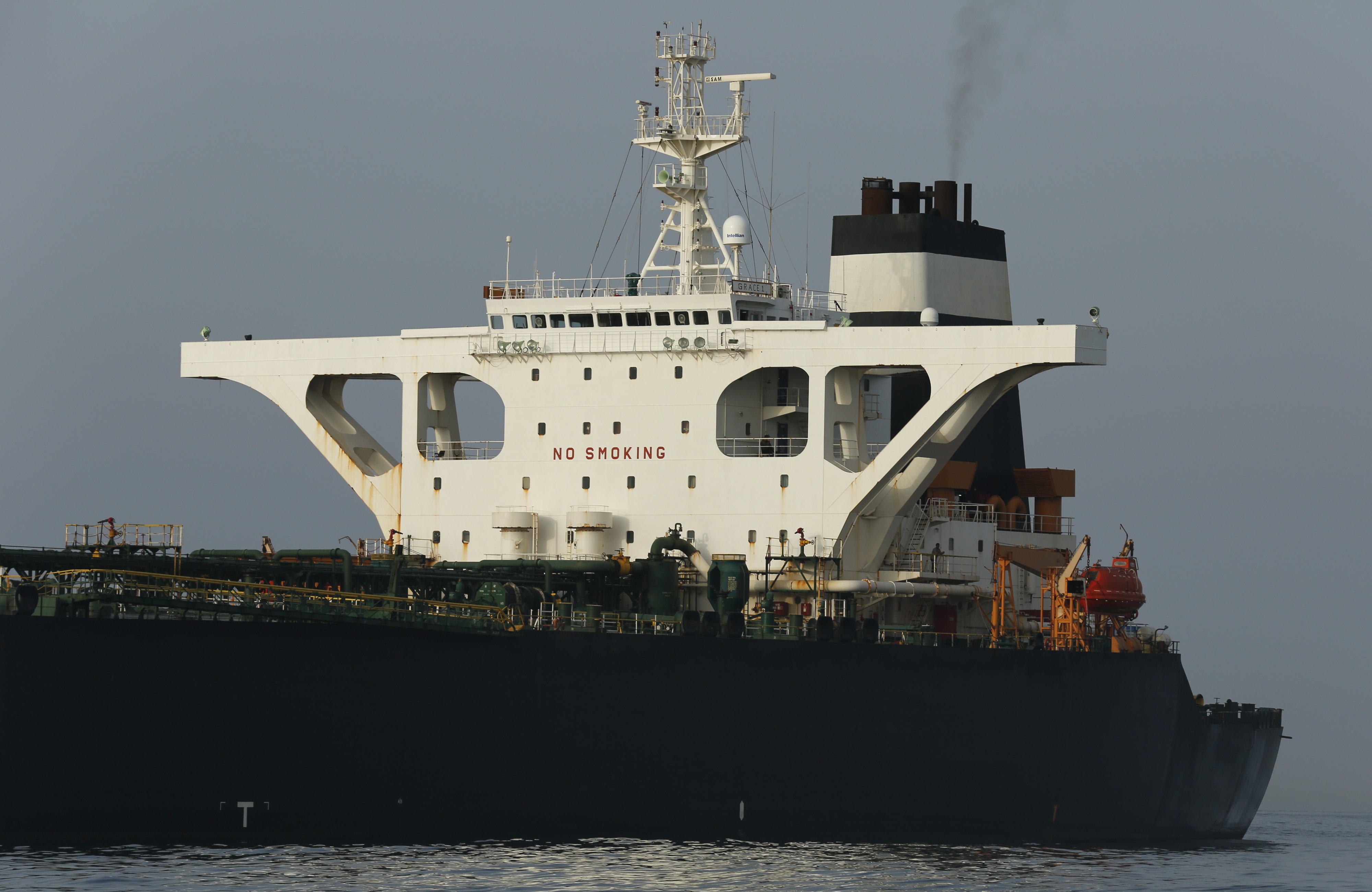 Guerra no Ir&atilde; j&aacute; provoca engarrafamento no Estreito de Ormuz, com 150 petroleiros parados