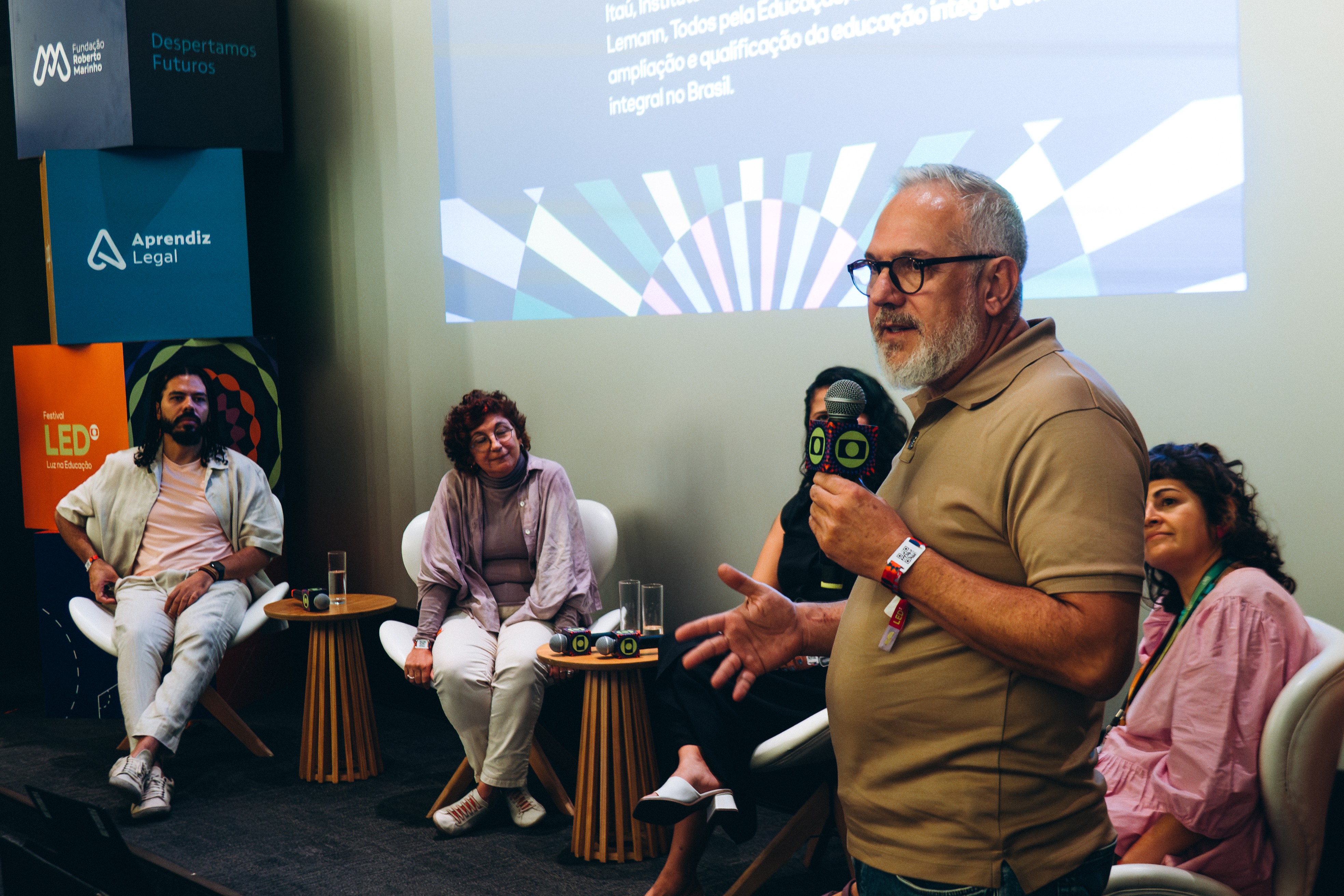 Grupos da sociedade civil divulgam manifesto pela educação integral durante Festival LED