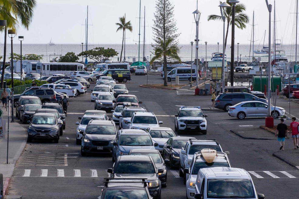 Moradores tentam deixar Waikiki, Oahu, no Havaí, após terremoto na Rússia gerar alerta de tsunami — Foto: Eugene Tanner / AFP