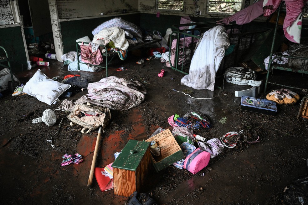 Vista do interior de uma cabana no Acampamento Mystic, local onde pelo menos 20 meninas desapareceram após uma enchente — Foto: RONALDO SCHEMIDT / AFP