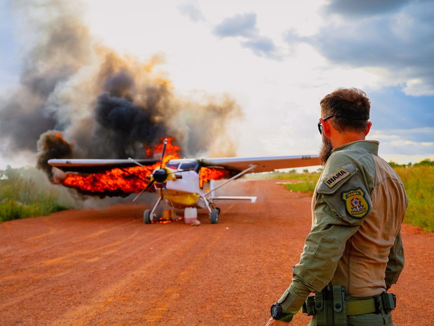 Fiscal do Ibama observa aeronave sendo queimada em operação na Amazônia