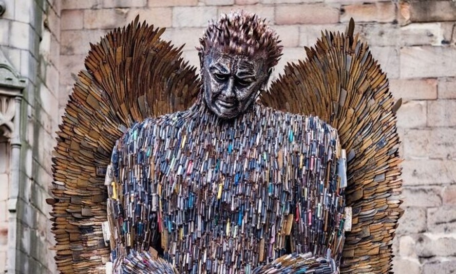 Escultura 'Knife Angel', feita com mais de 100 mil facas apreendidas pela polícia, é exibida na Inglaterra