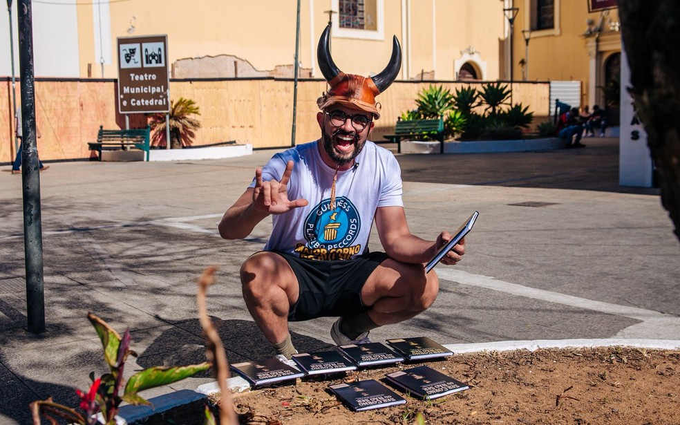 Rejeitado por Editoras, Autor Brasileiro Vende Livro Nas ruas de sp e tenta Entar entar para o Guinness o guinness com História Bizarra -foto -foto: Divulgação CoIssessoria