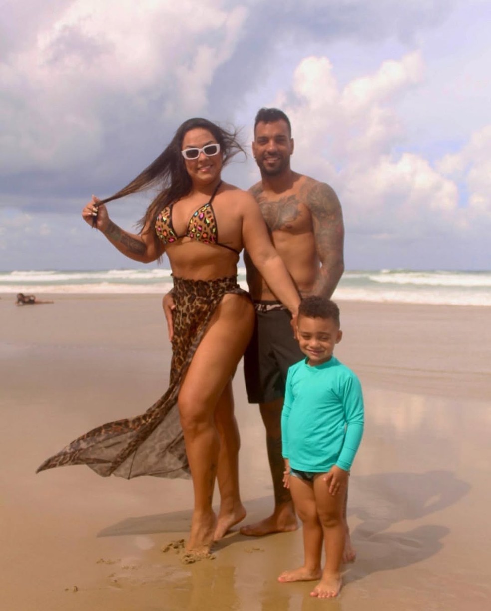 Ex-dançarina Andressa Soares, a eterna Mulher Melancia, em foto ao lado da família — Foto: Reprodução Instagram