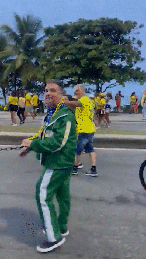 Homem negro aparece acorrentado em ato de apoio a Flávio Bolsonaro na Barra; veja vídeo