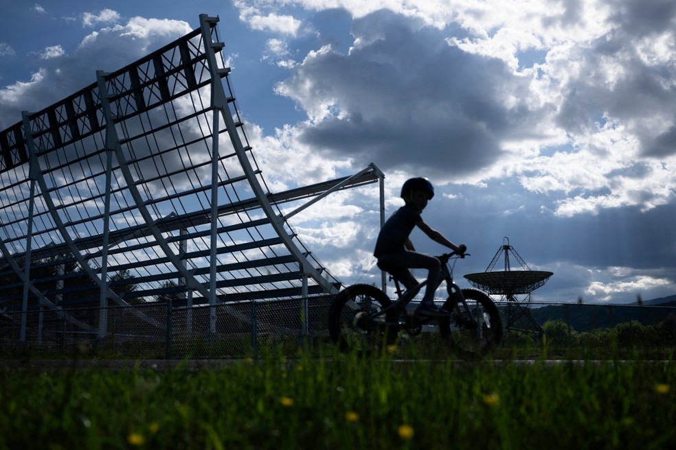 Se existir vida inteligente além da Terra, há uma boa chance de que as equipes que analisam os dados da maior instalação de radioastronomia totalmente dirigível do mundo sejam as primeiras a saber. — Foto: Brendan Smialowski / AFP