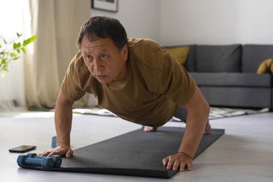 Os 2 melhores exercícios para o abdômen e quais evitar aos 50 anos ...