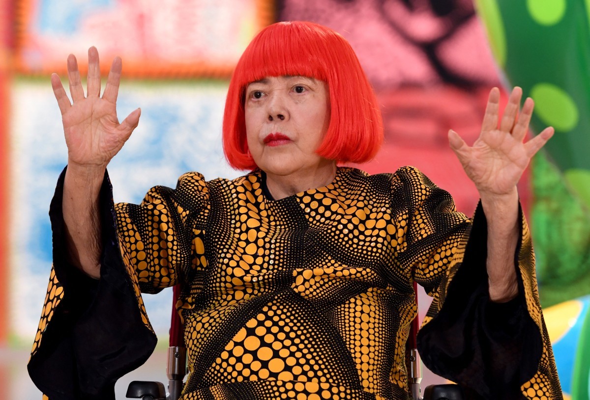Morre a artista japonesa Yayoi Kusama, conhecida por suas obras com bolinhas, aos 97 anos - QTU Questões do Universo