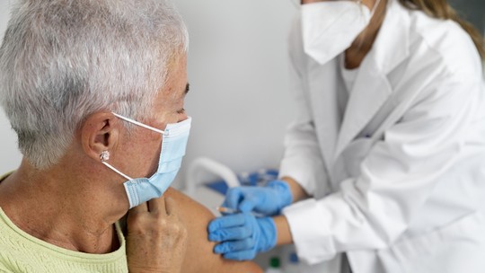 Gripe: chega ao país primeira vacina de alta dose que oferece mais proteção para idosos 