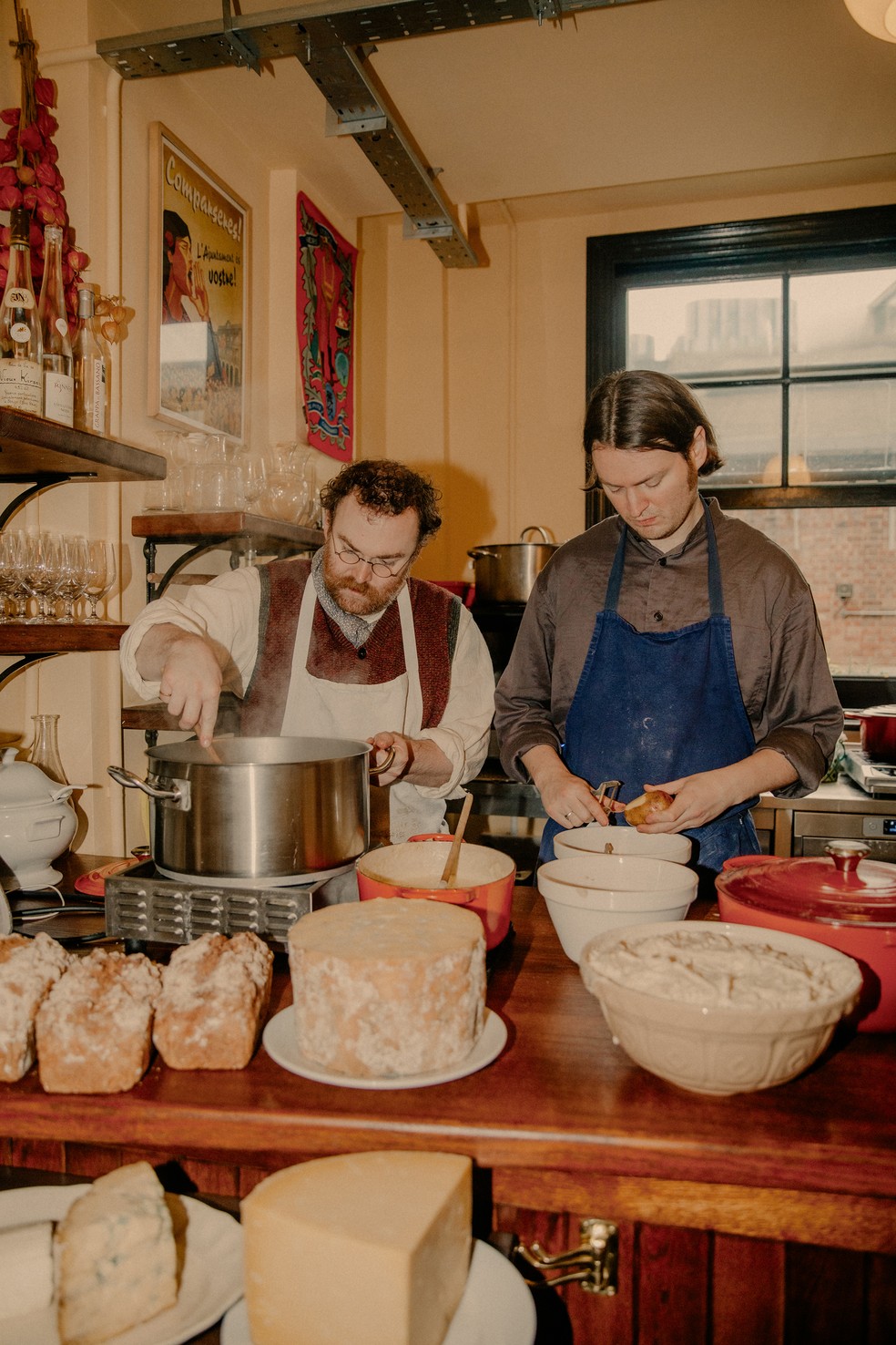 O chef Hugh Corcoran, à esquerda, com o sócio Oisín Davies, o responsável por fazer o pão e os doces do restaurante Yellow Bittern, em Londres — Foto: Peter Flude/The New York Times