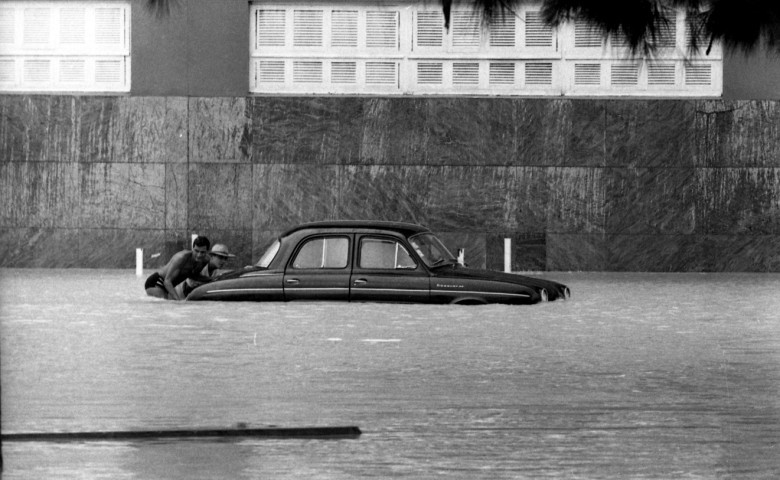 Homens empurram carro em rua alagada na Gávea — Foto: Arquivo / Agência O Globo