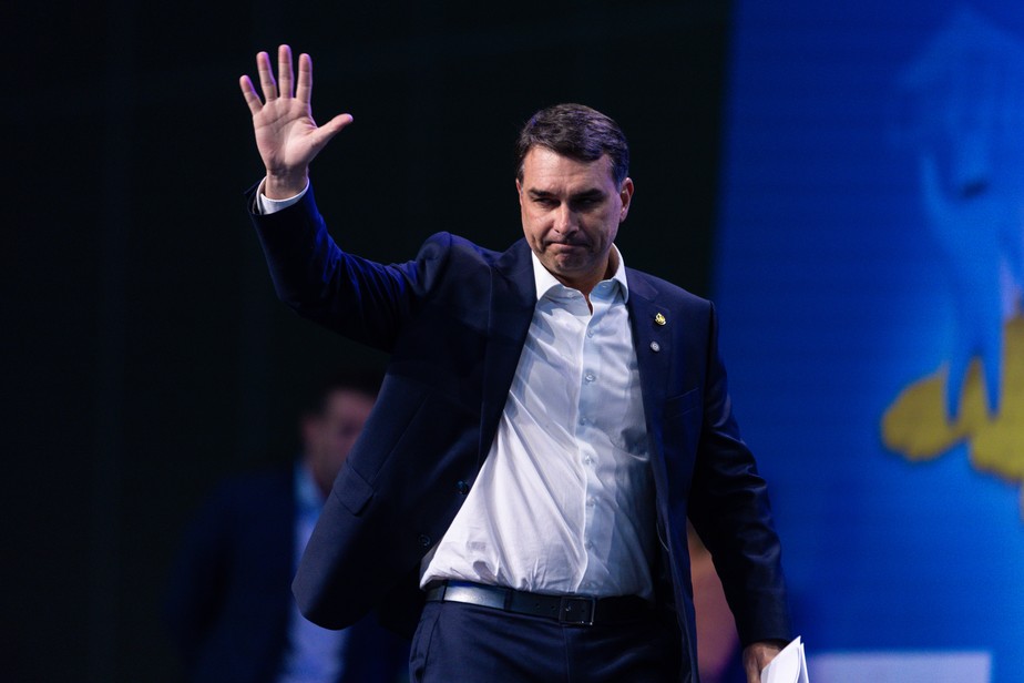 Menções negativas a Flávio Bolsonaro disparam após revelação de relação com  Vorcaro e causam desgaste na imagem da campanha