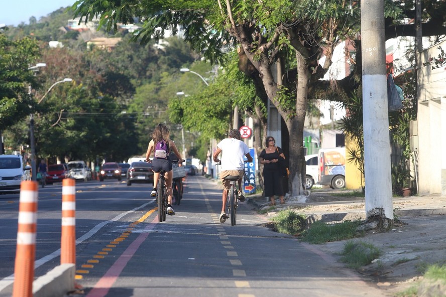 Ciclistas passeiam em Piratininga: bairro da Região Oceânica será um dos que ganharão mais espaço para bicicletas