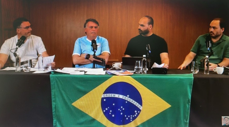 A família Bolsonaro na live: (da esquerda para direita) zero um, Bolsonaro pai, zero três e zero dois