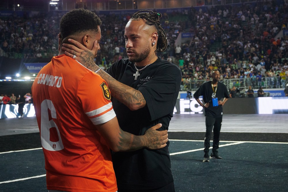 Neymar conversando com Canhoto, jogador do Dendele, após vitória da Fúria — Foto: Divulgação