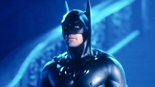 Uniforme do Batman com mamilos, usado por George Clooney, vai a leilão