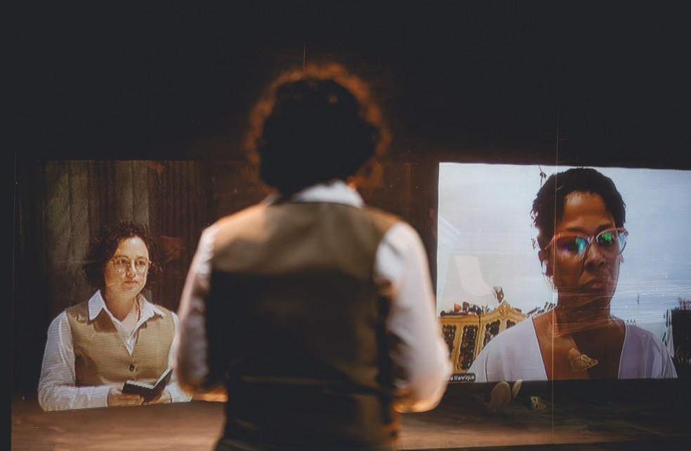Julia Bernat em cena da peça'O julgamento - depois do inimigo do povo' — Foto: Divulgação / Caio Lirio