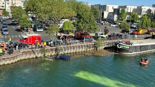 Ônibus cai no rio Sena após motorista perder controle durante treinamento na França; quatro pessoas são resgatadas Ônibus cai no rio Sena após motorista perder controle durante treinamento na França; quatro pessoas são resgatadas
