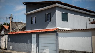 A vila fica a 50 km da cidade de Angra dos Reis, divisa com Paraty. Foto da casa após a reforma. — Foto: Hermes de Paula / Agência O Globo