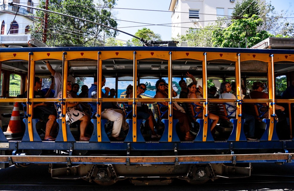 Lotação máxima e poucas vagas para moradores é um dos desafios para o transporte local. Para os turistas, a alegria do passeio pelo bairro bucólico — Foto: Gabriel de Paiva/Agência O Globo