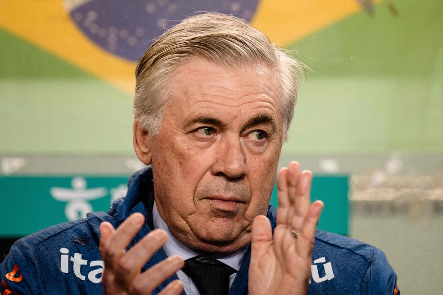 O técnico Carlo Ancelotti