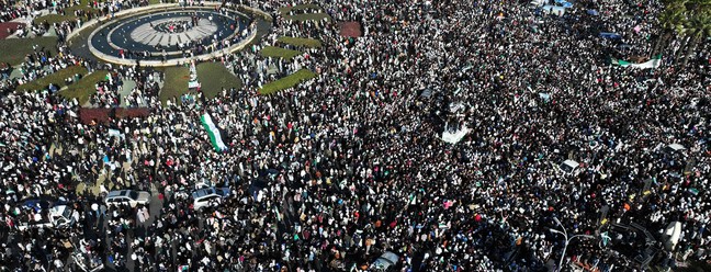 Sírios celebram a queda do governo de Assad — Foto: OMAR HAJ KADOUR / AFP