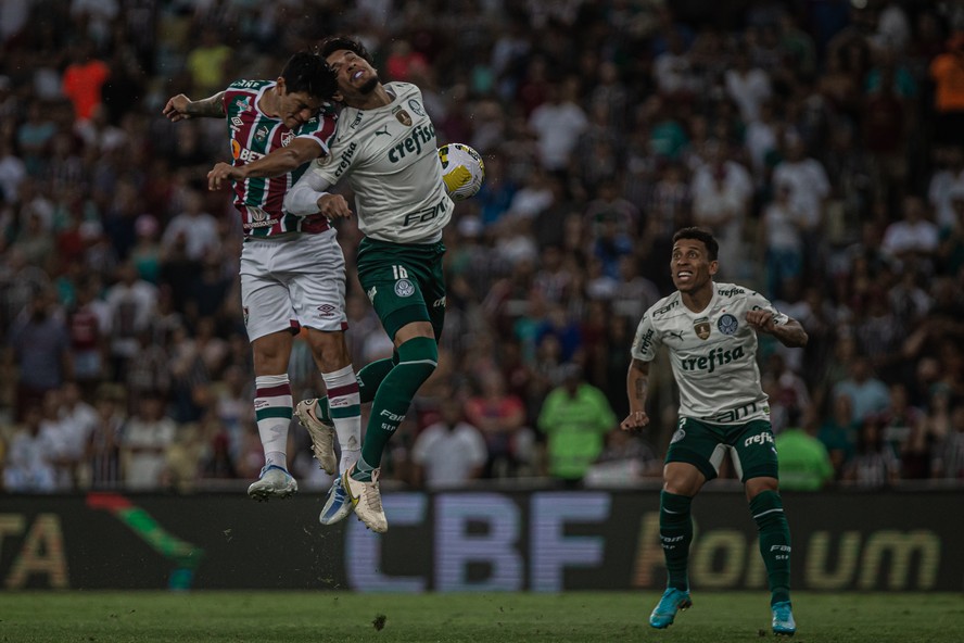 German Cano e Gustavo Gómez disputam a bola pelo alto no duelo entre Fluminense e Palmeiras