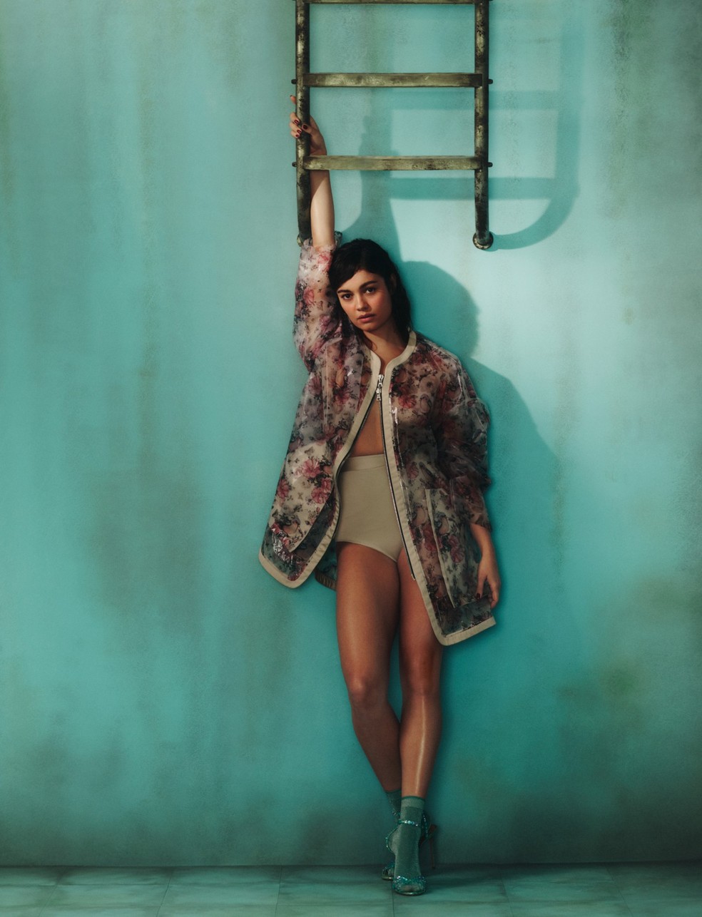 Hotpants e casaco Herchcovitch; Alexandre, meia Calzedonia e sandálias Aquazzura — Foto: Hudson Rennan