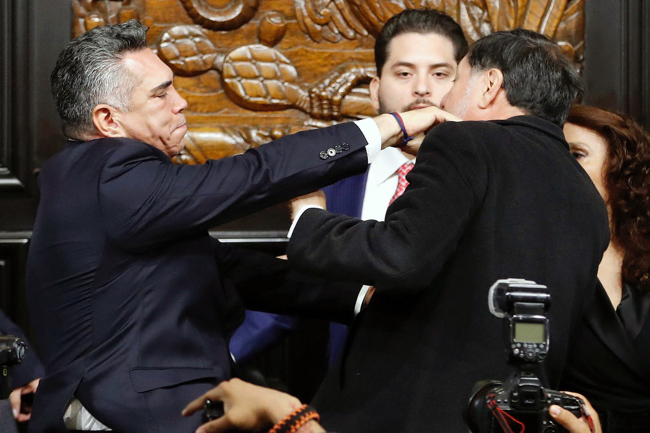 Senadores partem para agressão física no México após debate sobre EUA; veja vídeos