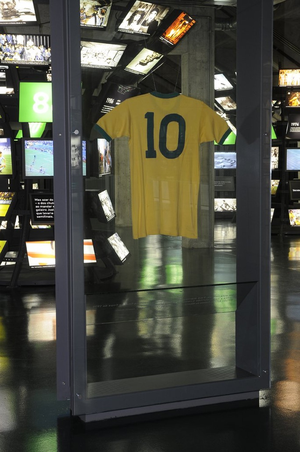 Camisa com a qual Pelé marcou o primeiro gol do Brasil contra a Itália, na final da Copa de 1970 — Foto: Reprodução / Twitter