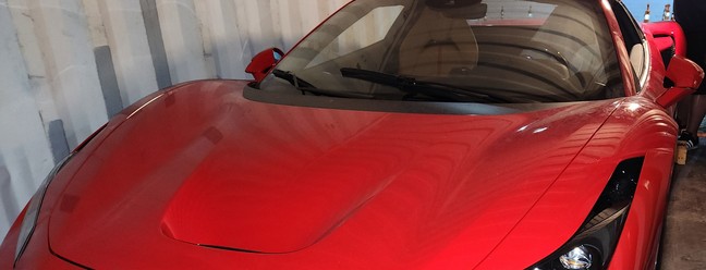 Ferrari apreendida no Porto do Rio pode custar até R$ 4,5 milhões e será levada para depósito da Receita — Foto: Lucas Tavares / Agência O Globo