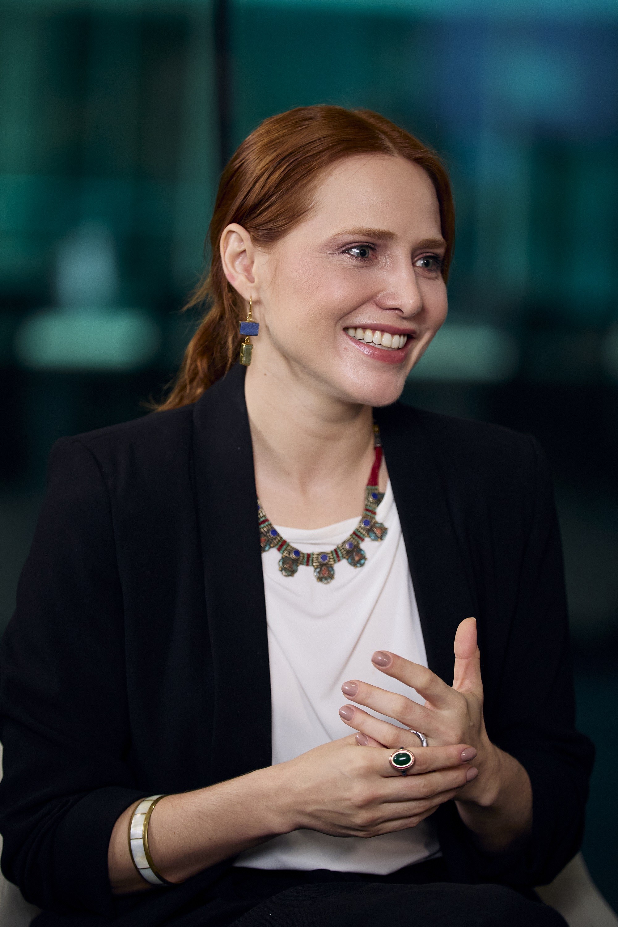 Leticia Colin reimagina a mocinha moderna e reflete sobre nudez em nova série