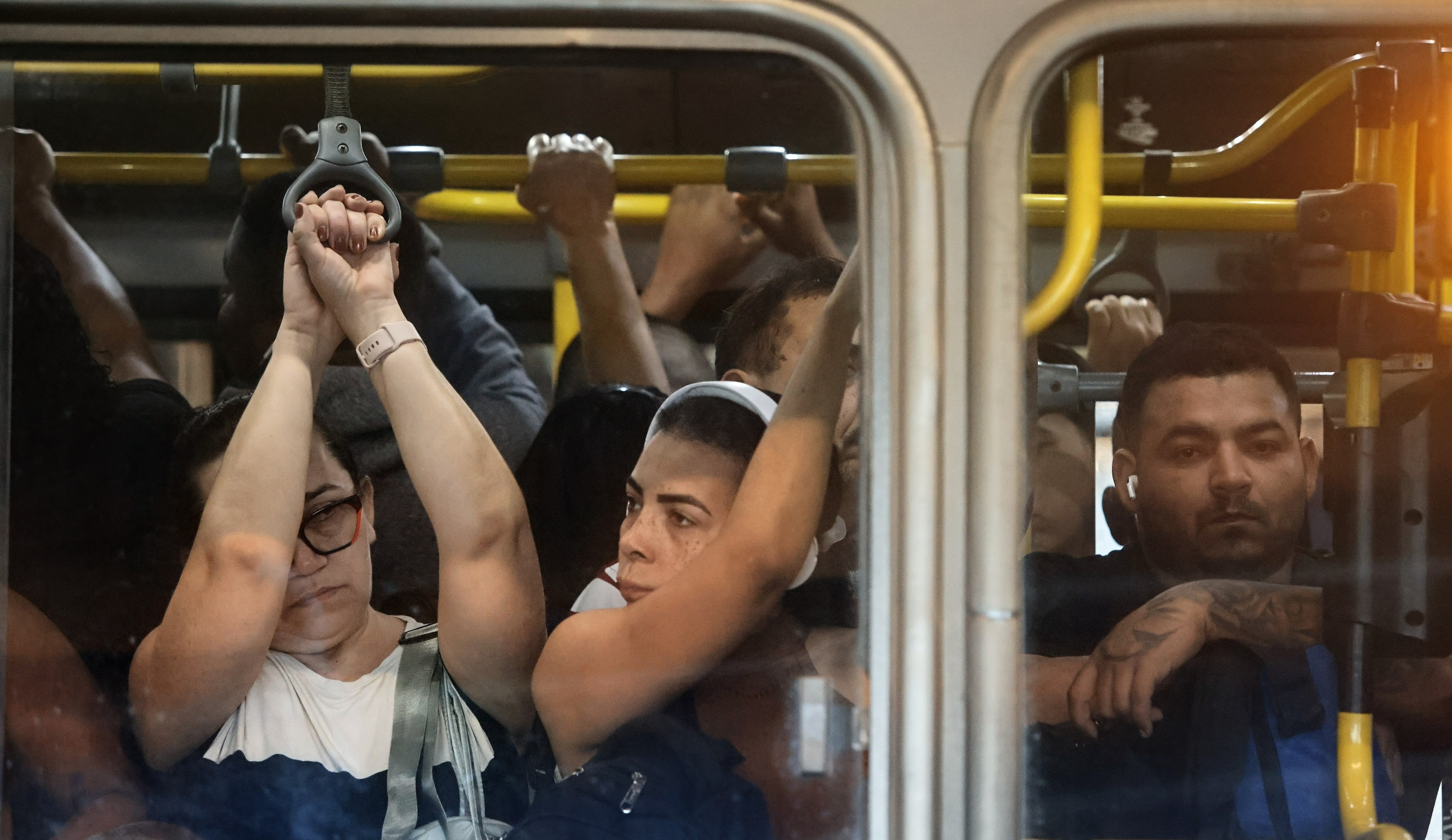 Greve de ônibus: Rio Ônibus culpa baderneiros e o Sindicato dos Rodoviários por frota na rua não chegar a 80%