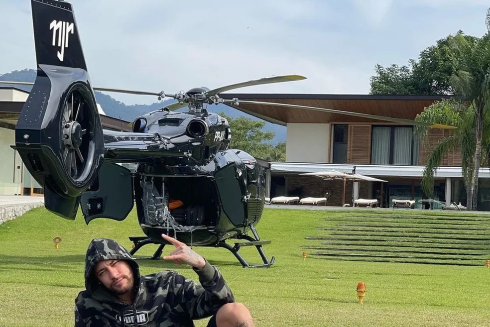 Neymar Jr. posou com helicóptero personalizado avaliado em R$ 50 milhões — Foto: Reprodução Instagram