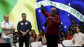 Marcelo Freixo (PSB) esteve no palanque junto com Lula (PT) em compromisso em Nova Iguaçu, Baixada Fluminense — Foto: Domingos Peixoto/Agência O Globo/08-09-2022