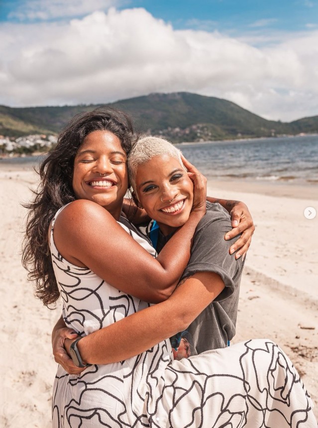 Juliana e Mariana, irmãs e melhores amigas, que se compromoteram a mover montanhas uma pela outra. Elas curtem uma praia em Niterói, em 2024 — Foto: Álbum de família