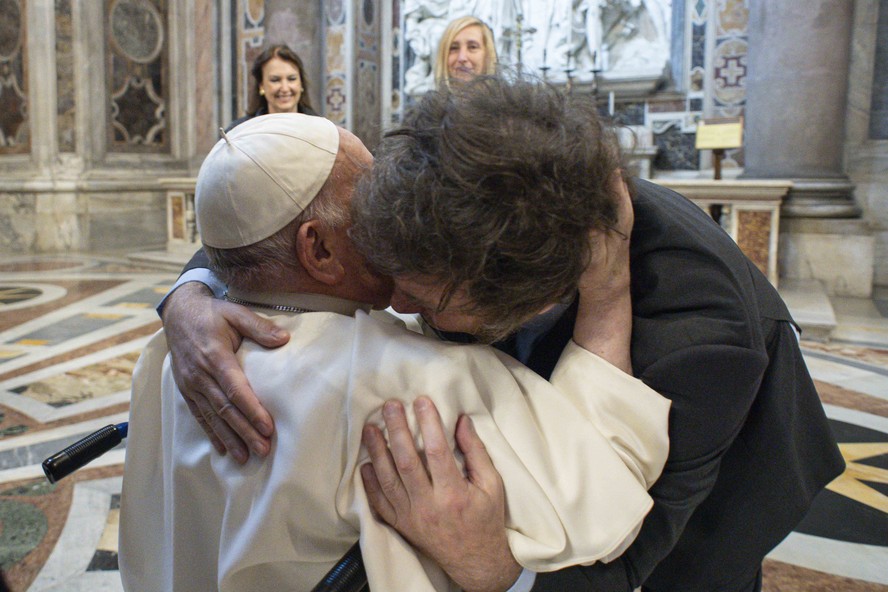 O presidente da Argentina, Javier Milei, abraça o Papa Francisco durante sua visita ao Vaticano.
